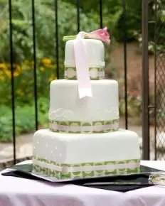 Gâteaux de mariage avec fondant roulé