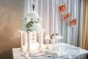 Bolo de casamento com fonte de champanhe