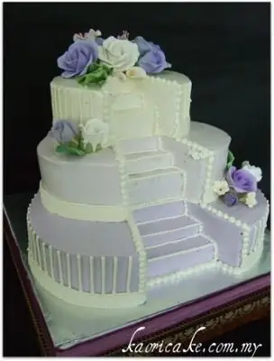 bolo com escadas cortadas em camadas