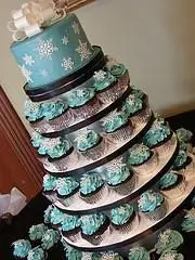 Bolos de casamento de cupcake em camadas