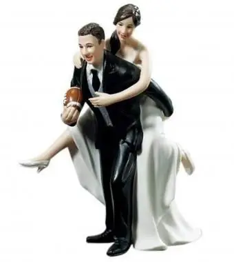 サッカーの結婚式のカップルの置物