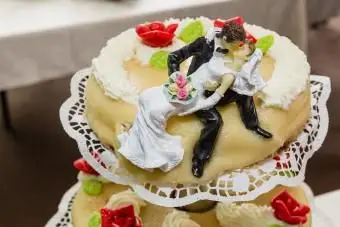 上の図として遊び心のあるブライダルカップルとウエディングケーキ