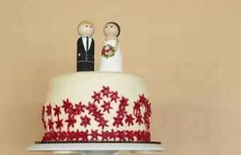 couple peint debout sur un gâteau