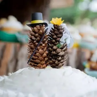 Modèles de cône de sapin sur le gâteau de mariage