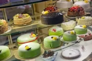 sklep spożywczy wyświetlacz ciasta