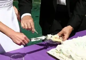 Para cięcia tort weselny.