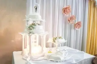 シャンパンの噴水のウエディングケーキの装飾