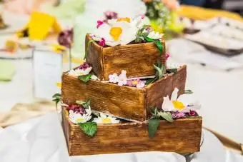 花とカラフルなお祝いのウエディングケーキのクローズアップ