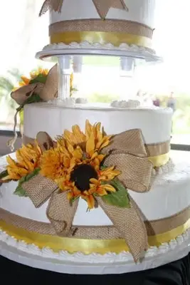 Słoneczniki z dekoracją ciasta z juty