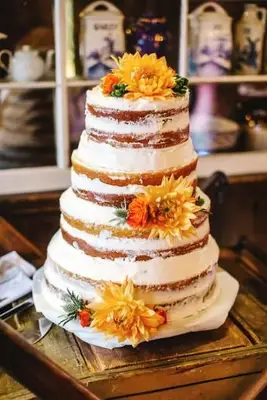 Warstwowe nagie ciasto ze słonecznikowymi dekoracjami