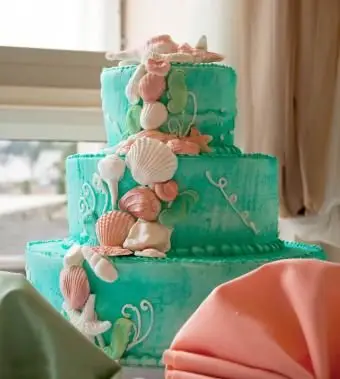 Bolo de casamento com tema de praia azul