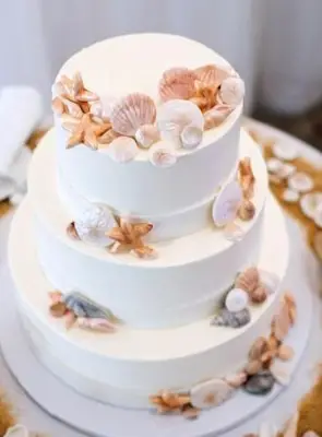 Bolo de casamento branco com decoração de praia