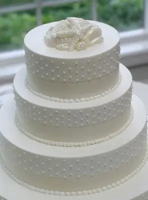 Bolo de casamento branco com capa elegante