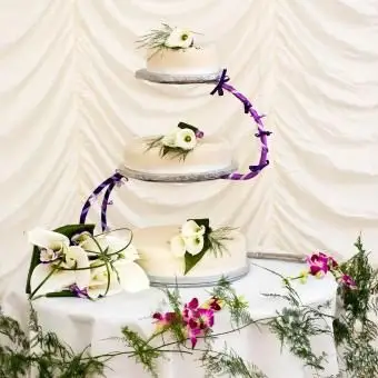 Torta nuziale decorata con calle Call