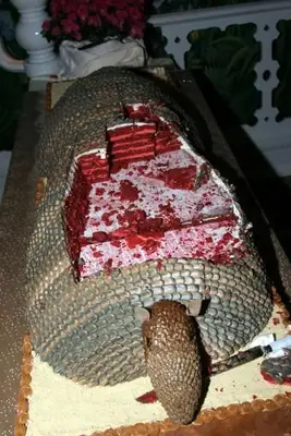 Pastel de armadillo de terciopelo rojo