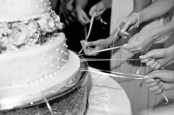 ホワイトリボンのケーキプルチャーム