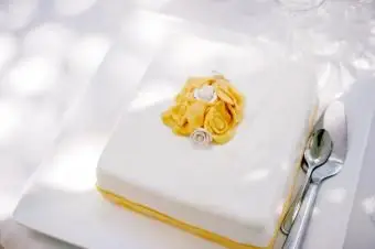 Svadobná torta na stole