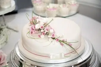 Svadobná torta na plošine