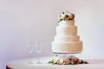 Svadobná torta s pohármi na víno na stole