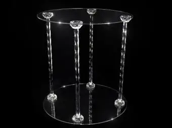 Akrylový 4-stĺpový stojan na tortu zo stránky efavormart.com