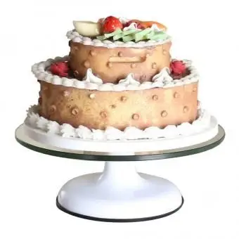 Biela svadobná torta s ružovými ružami a kvetmi na rezanom strome