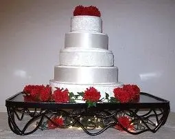 Stojan na svadobnú tortu z čierneho viniča