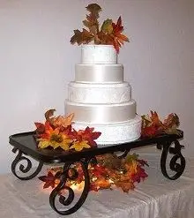 Stojan na svadobnú tortu z čierneho zvitku