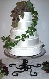 Elegantný stojan na svadobnú tortu so zvitkom