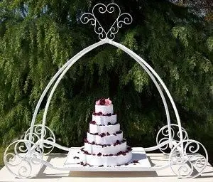 Rozhovor so stojanom na železnú svadobnú tortu