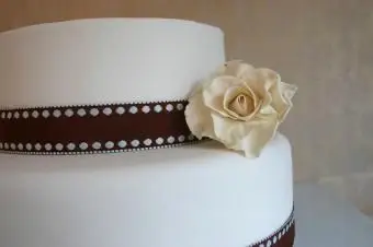 Bolo de Casamento com Creme Azedo de Amêndoa Branca