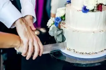 オレンジ色のカップケーキを持つ未来の花嫁