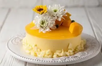Mangový tvarohový koláč s kvetmi