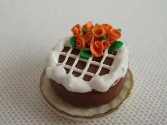 Maličká torta s oranžovými ružami.