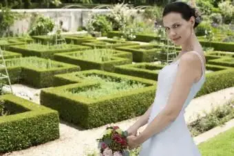 Panna młoda w ogrodzie