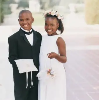 写真を撮る少年新郎新婦