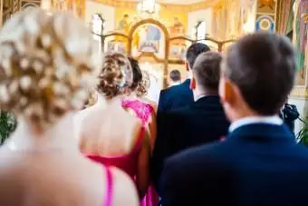 Stylowi drużbowie i druhny w kościele