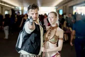 מעריצי קוספליי כמו האן סולו והנסיכה לייה יוצרים מלחמת הכוכבים