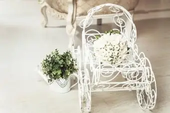 weißer Zierwagen mit Blumen