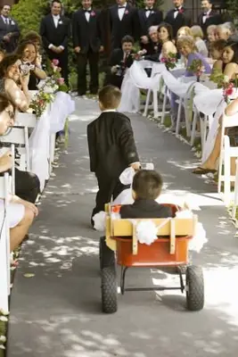 Ringträger im Hochzeitswagen ziehen