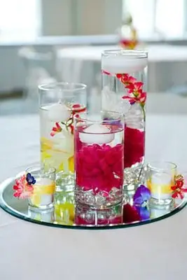 Plávajúca sviečka je stredobodom