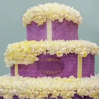 Deliziosa torta nuziale grande viola