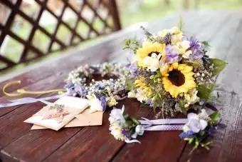 bouquet da sposa, ghirlanda e inviti alla luce del giorno