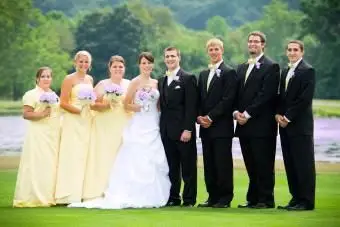 Ritratto di festa nuziale con sfondo di lago