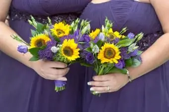 Damigelle d'onore in viola con bouquet di girasoli