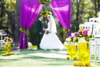 Mariages violets et jaunes