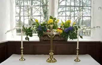 פרחים ונרות מול חלון