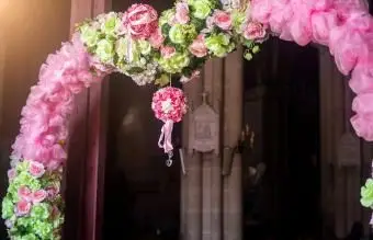 קשת ורודה ליד דלתות הכנסייה