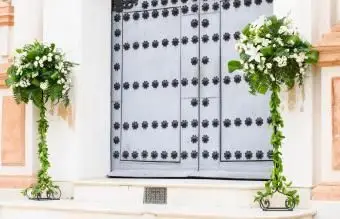 פרחוני עומד ליד דלתות הכנסייה