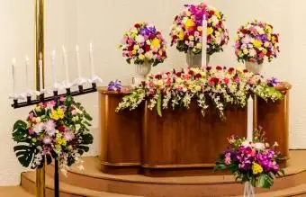 קישוטי פרחים בטקס החתונה