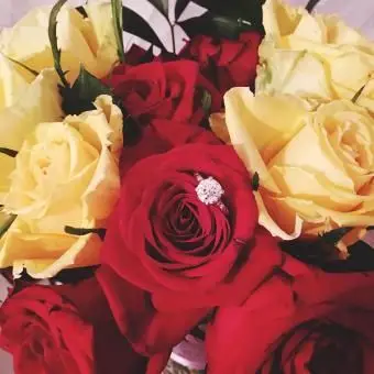 Alliance sur bouquet de roses